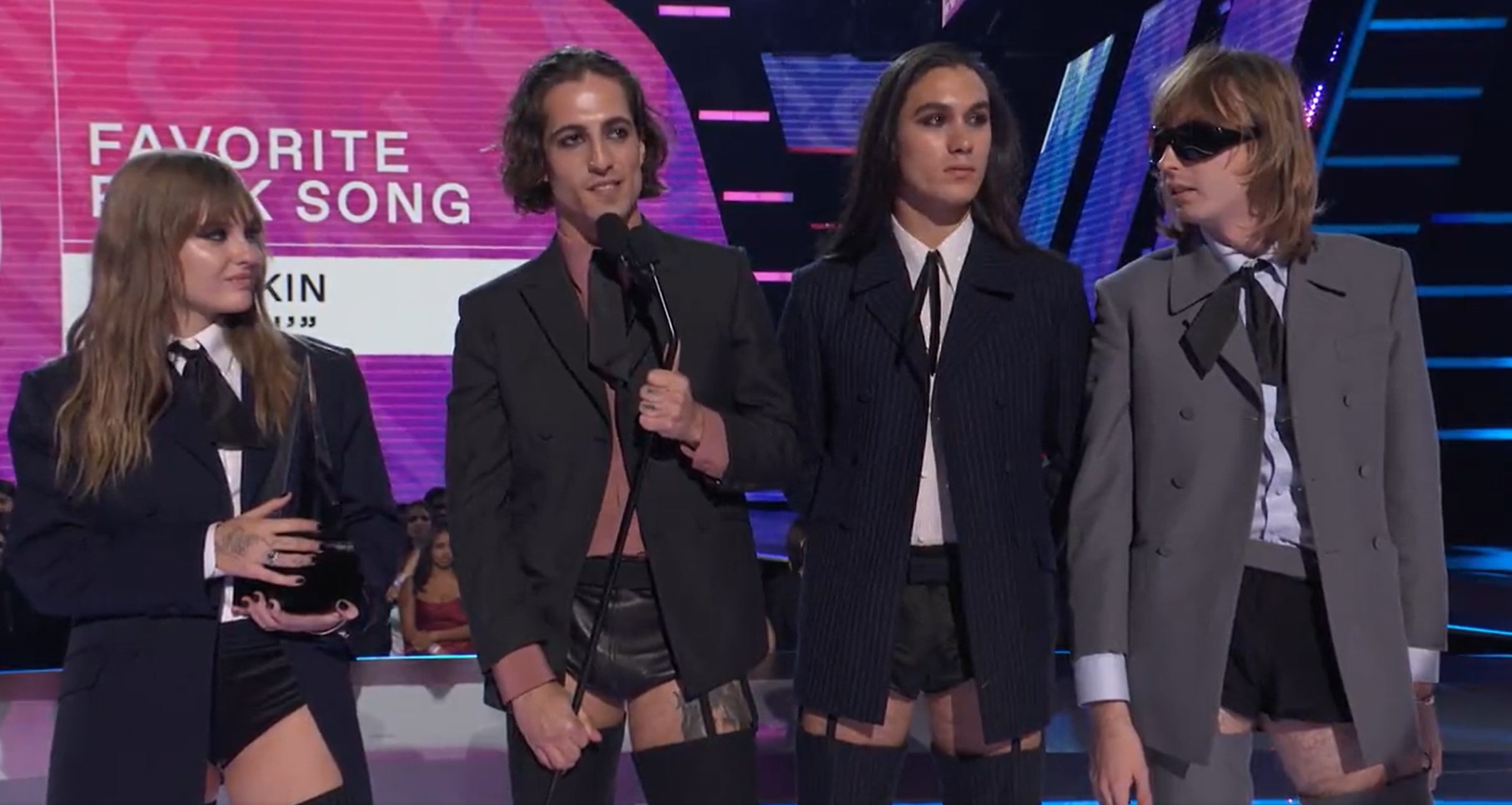 I Maneskin trionfano agli American Music Awards, e salgono sul palco in reggicalze
