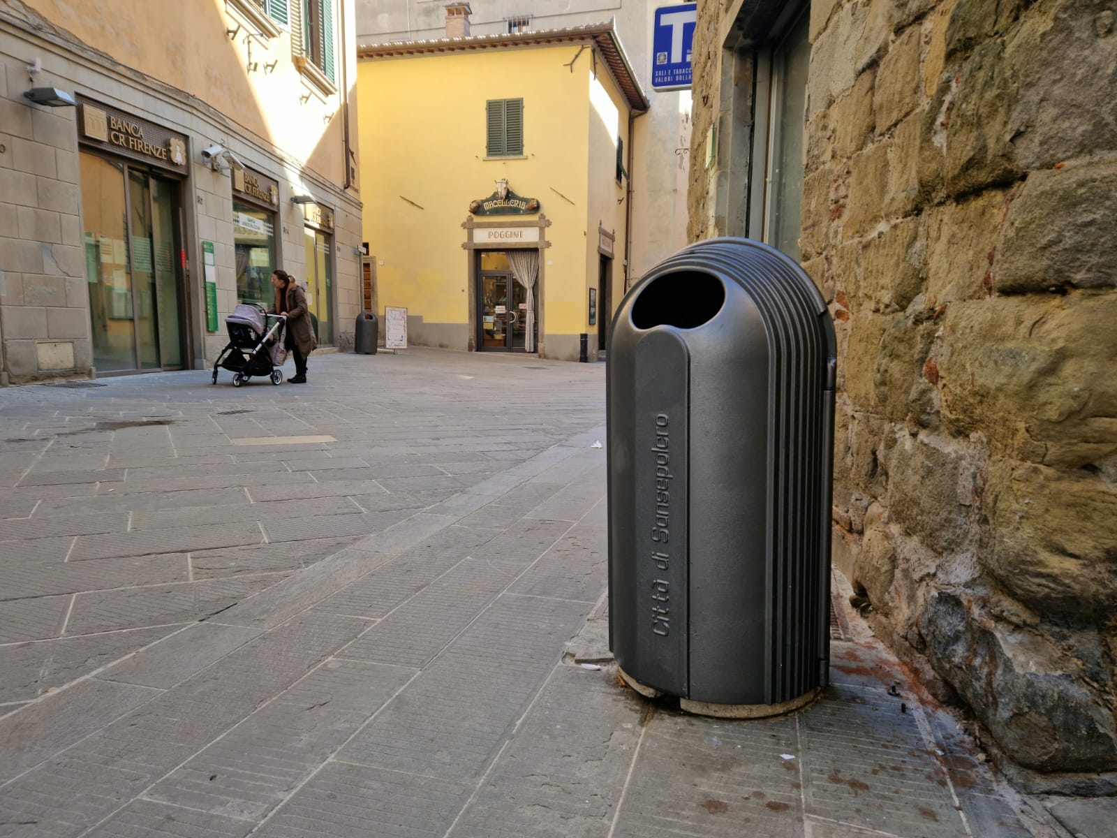 Rifiuti a Sansepolcro: nuovi cestini nel centro città Rifiuti a Sansepolcro: nuovi cestini nel centro città