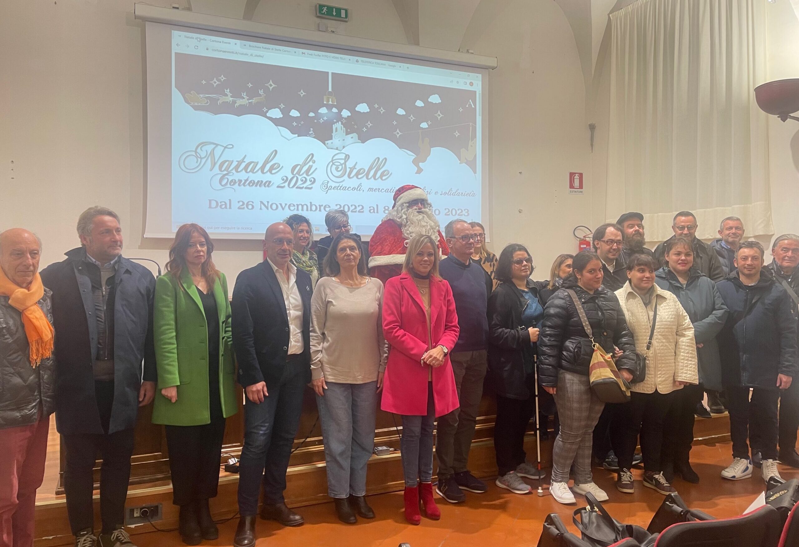 Natale di Stelle: a Cortona si vola con la divertente Zipline e poi spettacoli, mercatini, eventi e solidarietà. Scopri il programma dal 26 novembre all’8 gennaio