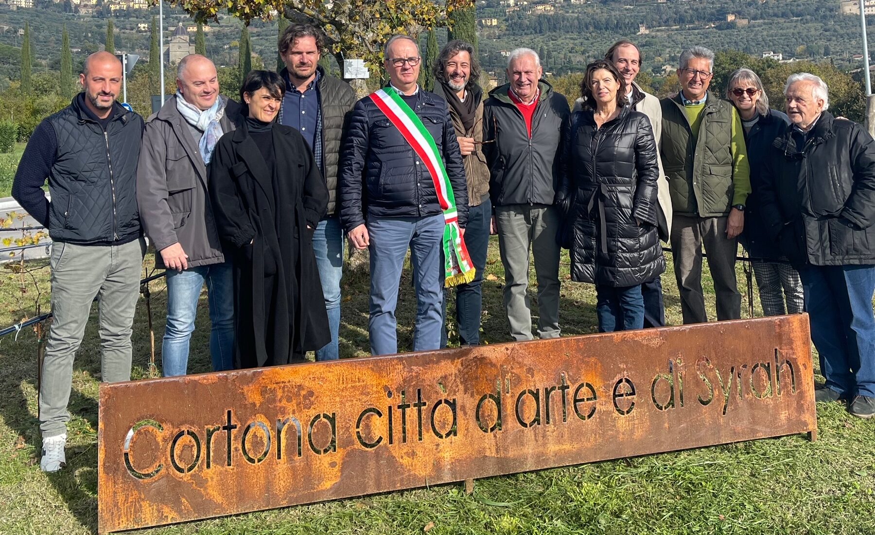 L’acero e la vite insieme: il nuovo allestimento della rotonda di via dei Mori