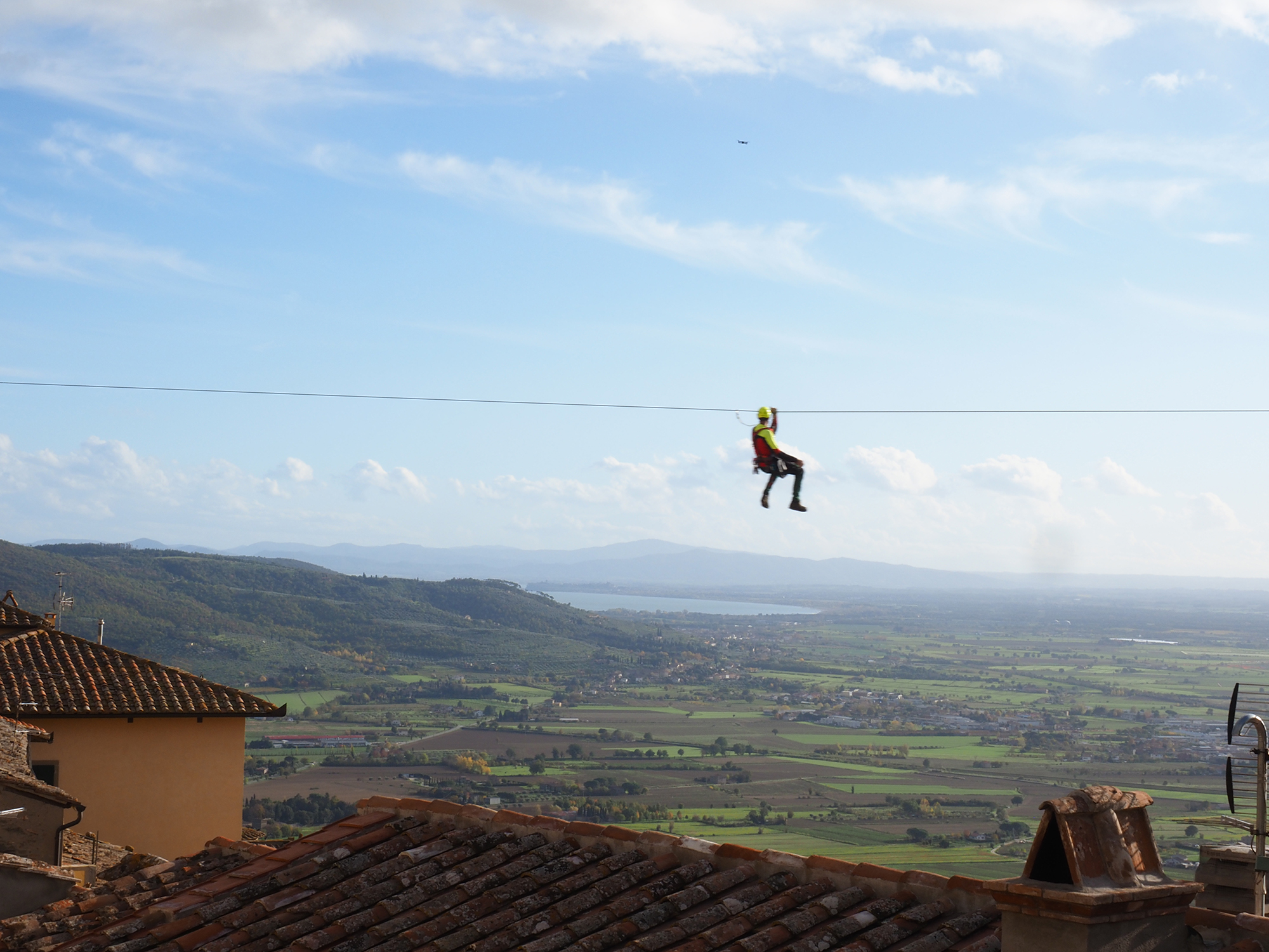 Cortona, Babbo Natale sulla Zipline accende “Natale di Stelle”: sabato l’inaugurazione