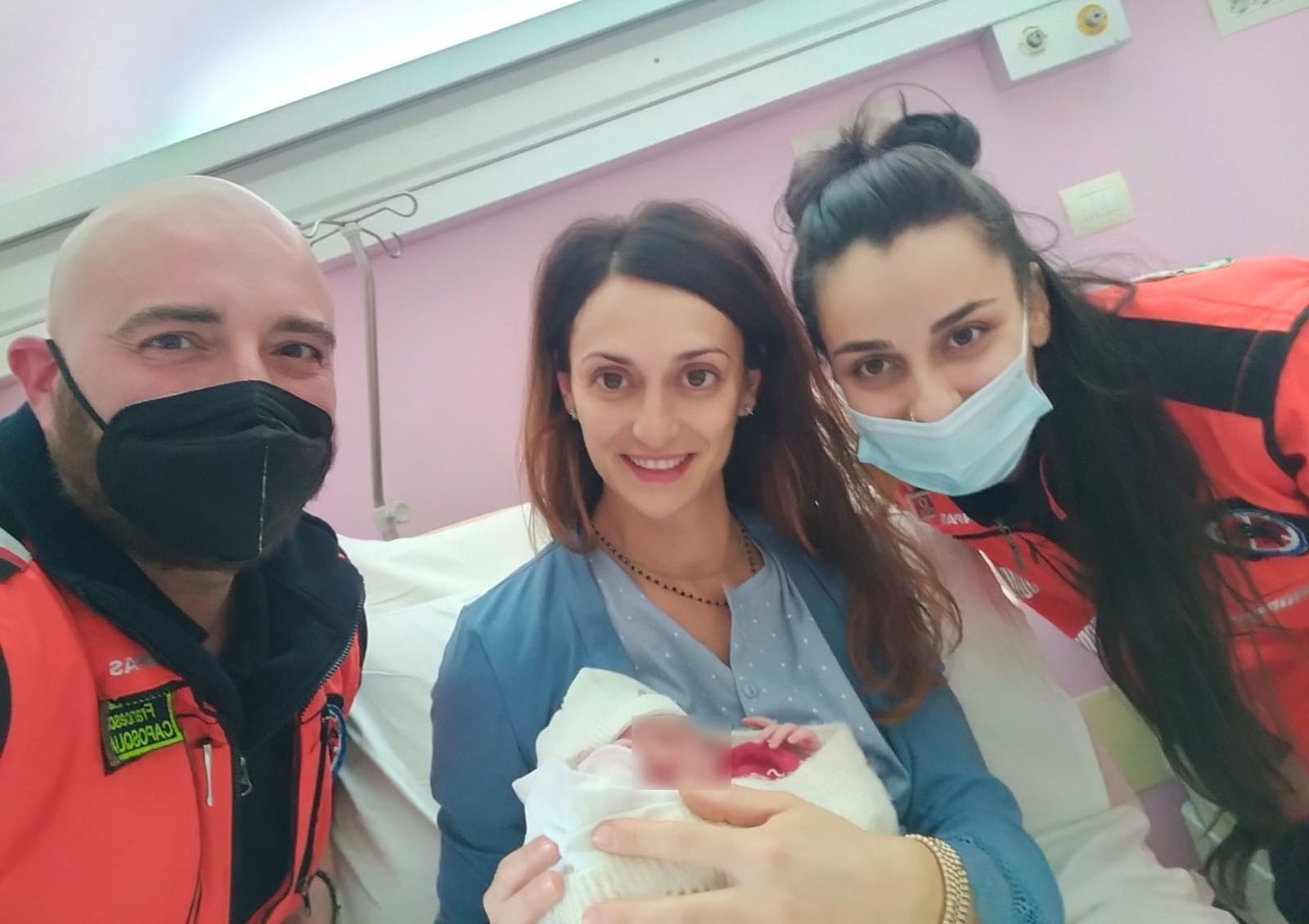 Con l’aiuto dei volontari partorisce in auto nel tunnel del pronto soccorso