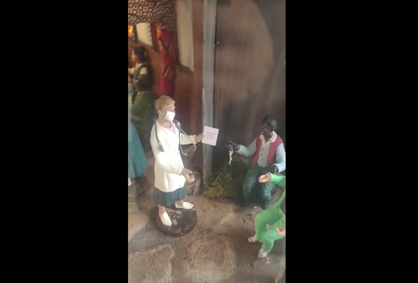 I medici vaccinatori entrano nel presepe di Santa Maria in Trastevere a Roma