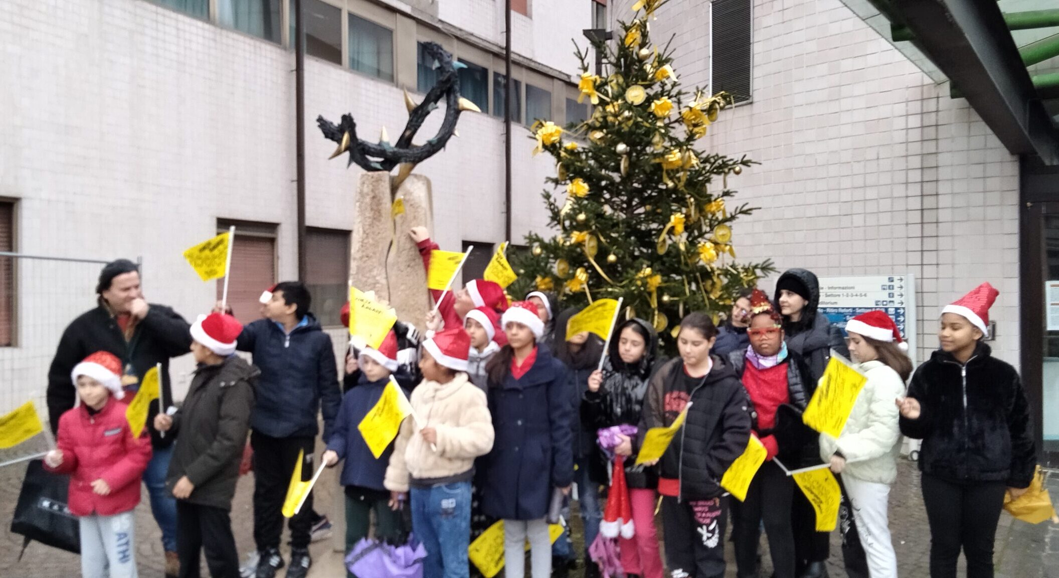 Un albero di Natale del Calcit all’ingresso del San Donato insieme ai canti natalizi degli alunni della 5A della Scuola Primaria Sante Tani