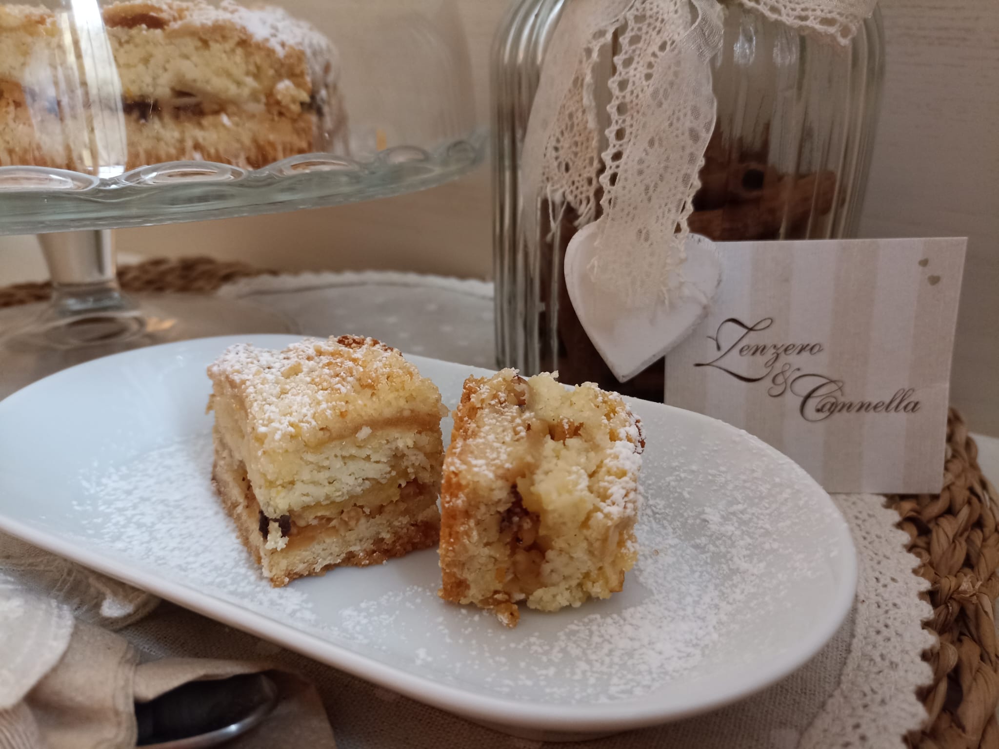 Torta sbriciolata meline, tris di cioccolata e nocciole