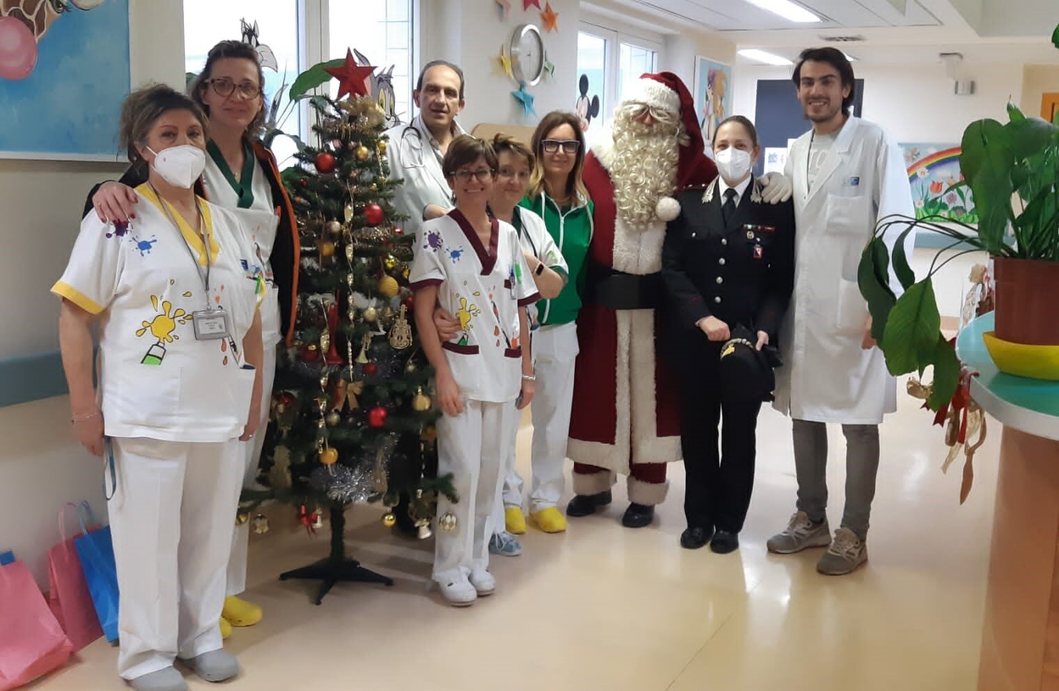 I Carabinieri di Arezzo consegnano pacchi dono ai piccoli degenti del reparto pediatria del San Donato