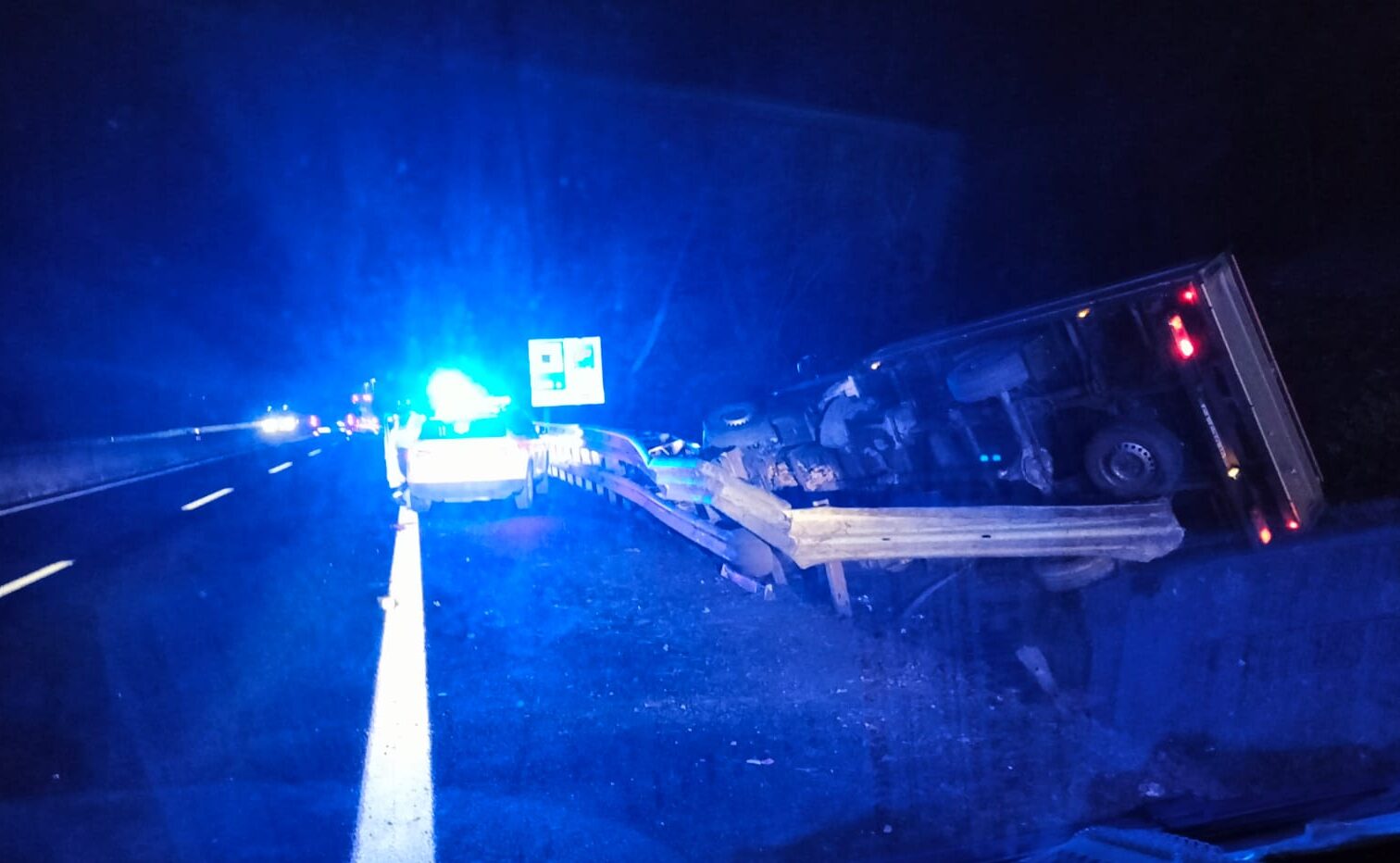 Incidente in A1: perde il controllo del furgone e nell’urto rimangono ferite due persone