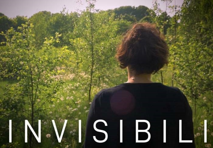 Invisibili, il documentario sulle reazioni avverse che non piace a Matteo Bassetti – VIDEO