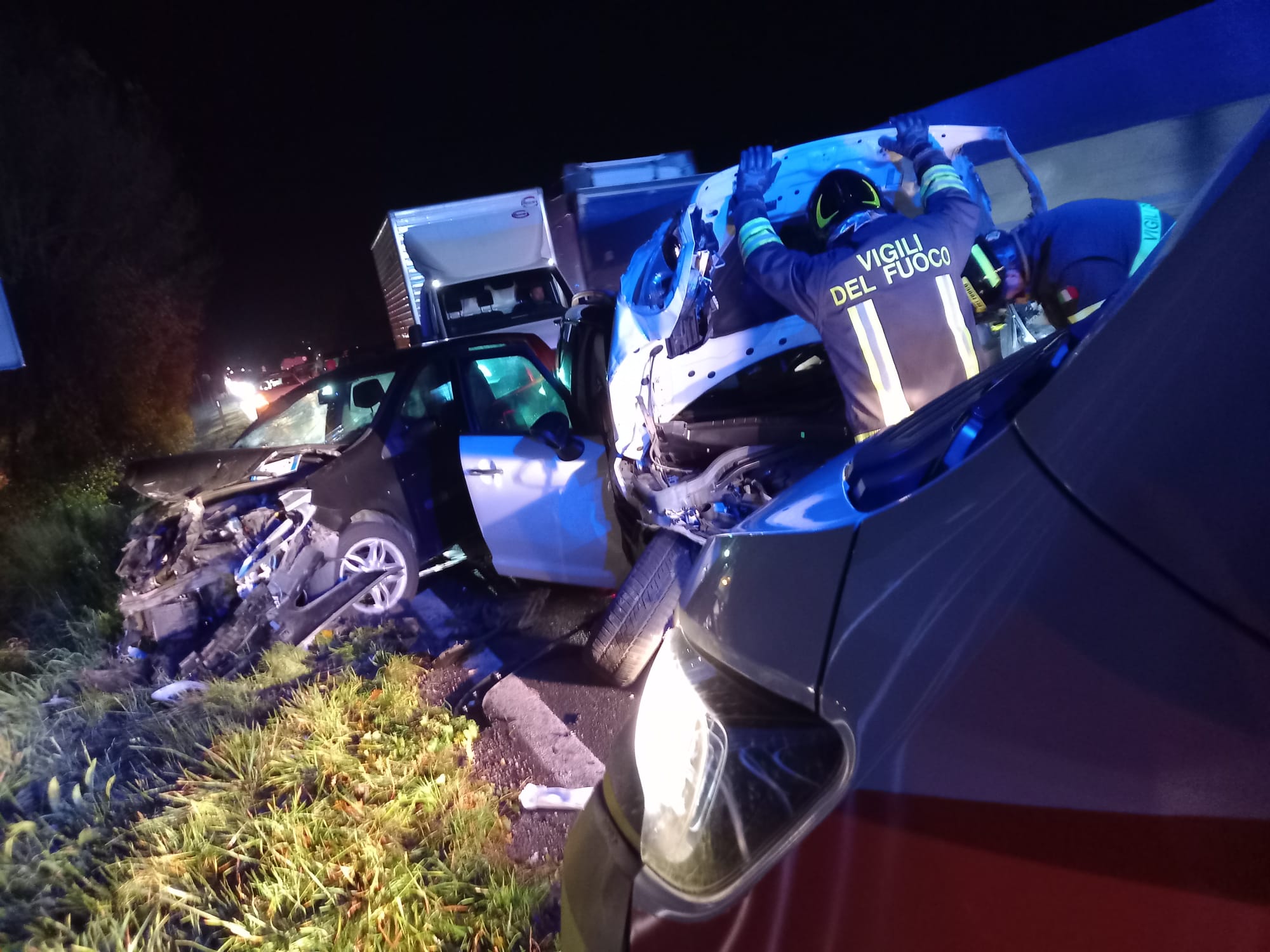 Violento schianto sul raccordo: varie auto coinvolte. Traffico bloccato