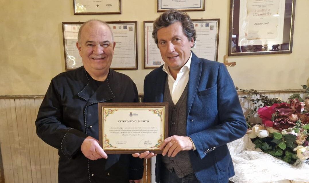 Luciano Zurli festeggia 60 anni di attività: l’amministrazione comunale gli consegna una pergamena ricordo