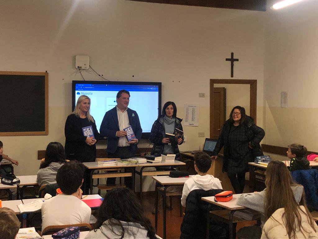 “Progetto Lettura”: consegnati alla scuola media un centinaio di libri.
