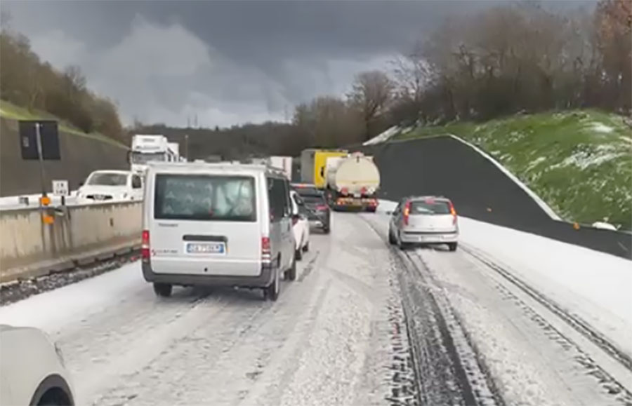 A1 code tra Incisa e Arezzo in entrambi le direzioni per forte grandinata – foto/video