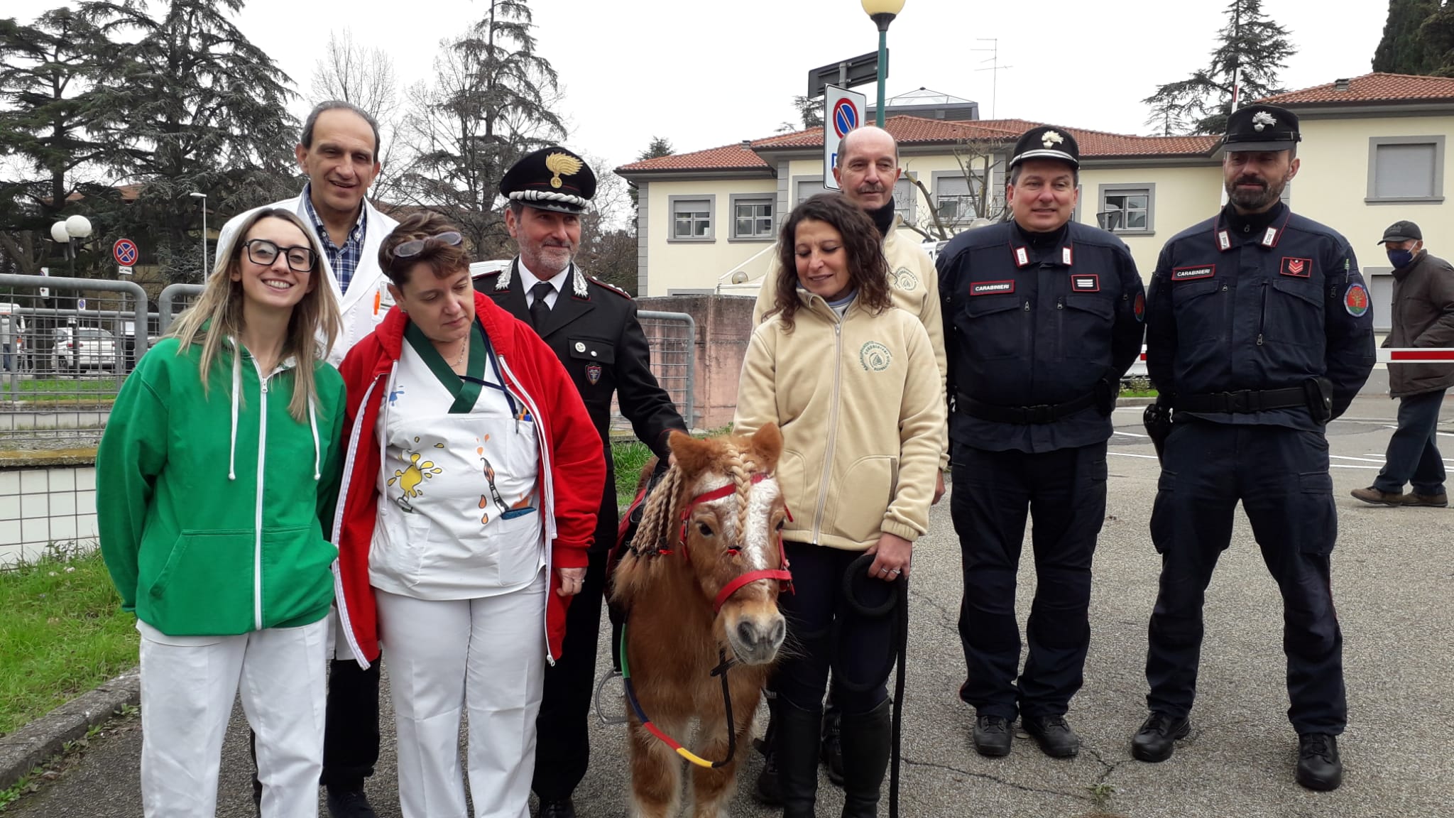 La Befana arriva in pediatria con il pony Pedro