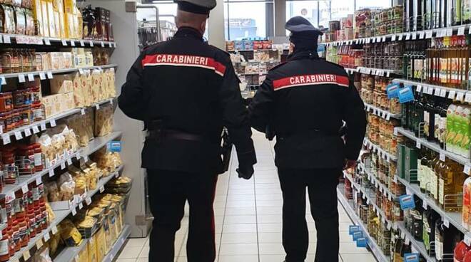 Stesso supermarket, stesse persone prese con le mani nel sacco