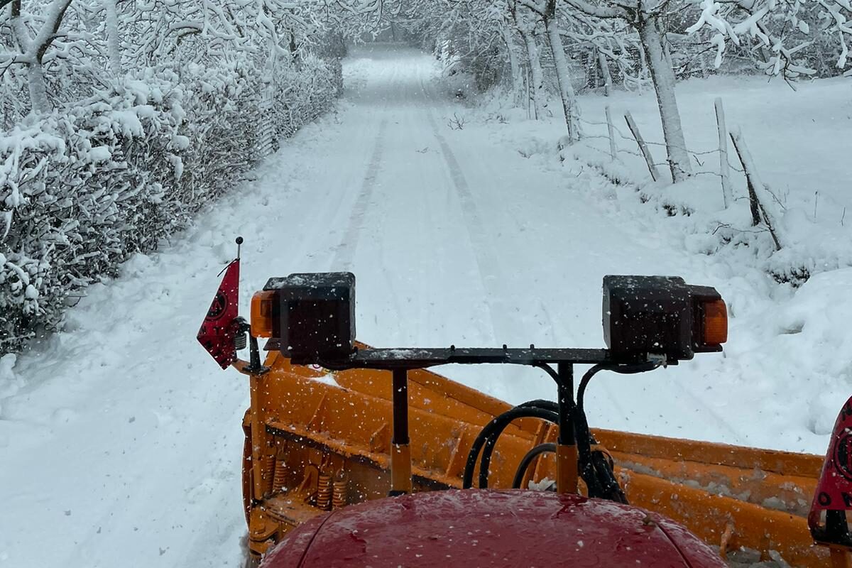 Neve in Valtiberina, mezzi del comune al lavoro – foto