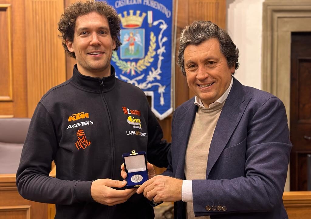 Il sindaco Mario Agnelli riceve il centauro Paolo Lucci, appena ritornato dall’Arabia Saudita riportando un prestigioso risultato secondo di categoria Rally 2 e 15esimo assoluto