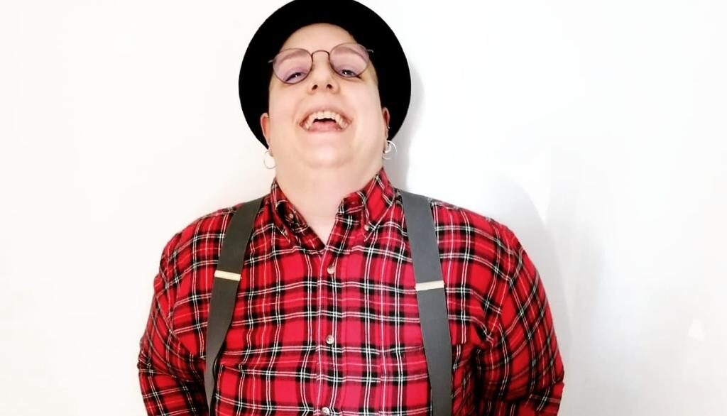 “Mi è successo il femminismo”: ad Arezzo la Stand-Up comedy queer di Sabrina Sabbra Russo