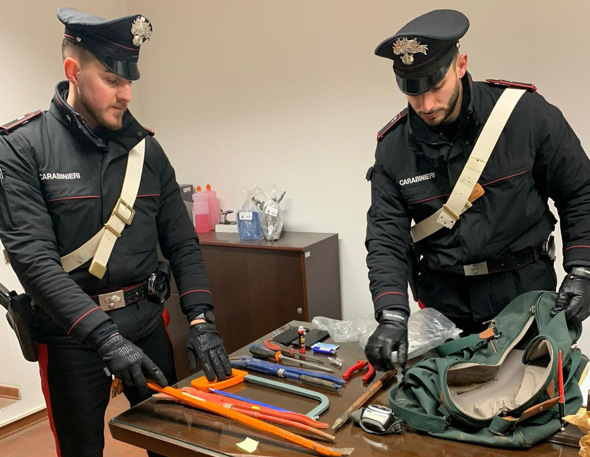 A bordo di auto rubata non si fermano all’alt e sfuggono al controllo: fermati dai carabinieri dopo un breve inseguimento e denunciati