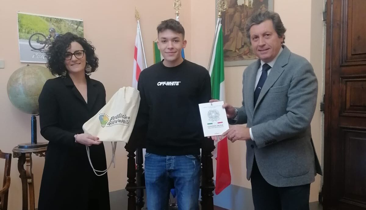 Zainetto e copia della Costituzione: il regalo ai 18enni di Castiglion Fiorentino