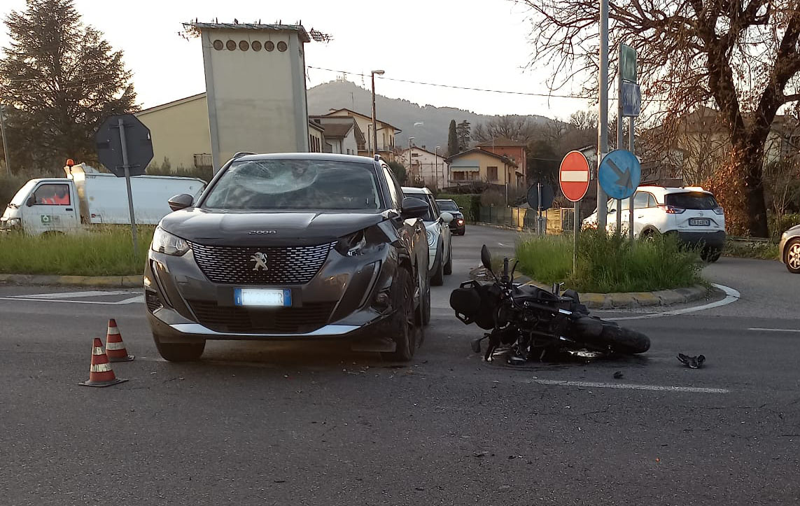 Una moto si scontra contro un auto, 22enne in codice giallo a Siena