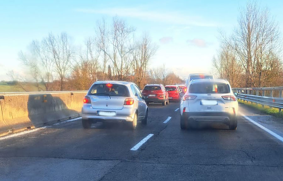 Traffico bloccato sulla SS680 tra San Zeno e Monte San Savino a causa di due incidenti