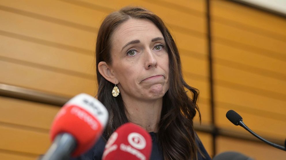 La Premier neozelandese Jacinta Ardern annuncia le sue dimissioni in lacrime