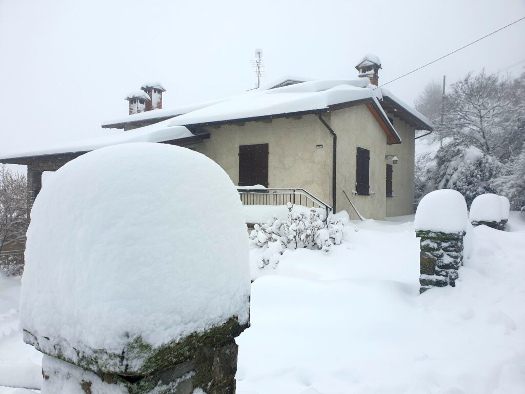 Chiusi della Verna dove “tutto è bianco”: ecco come si sta sotto un metro di neve