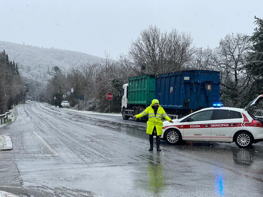 Strada bloccata da Palazzo del Pero al Torrino causa neve – foto/video