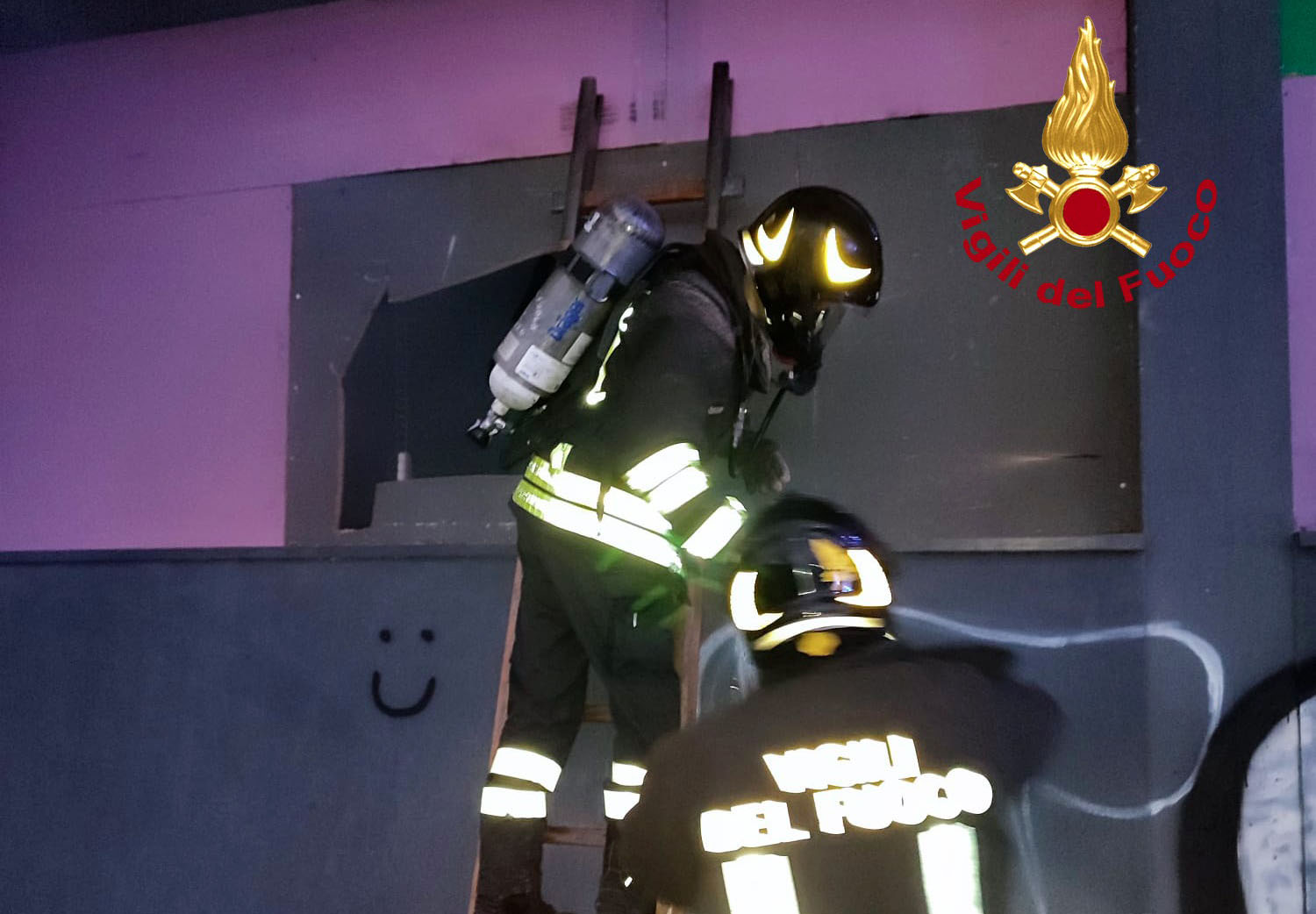 Prende fuoco l’ex magazzino Konz, nessuna persona è rimasta coinvolta