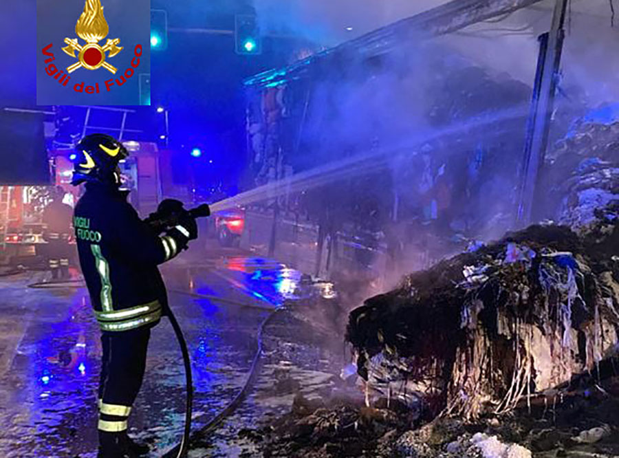 Prende fuoco un camion che trasporta stracci, nessuna persona è rimasta ferita