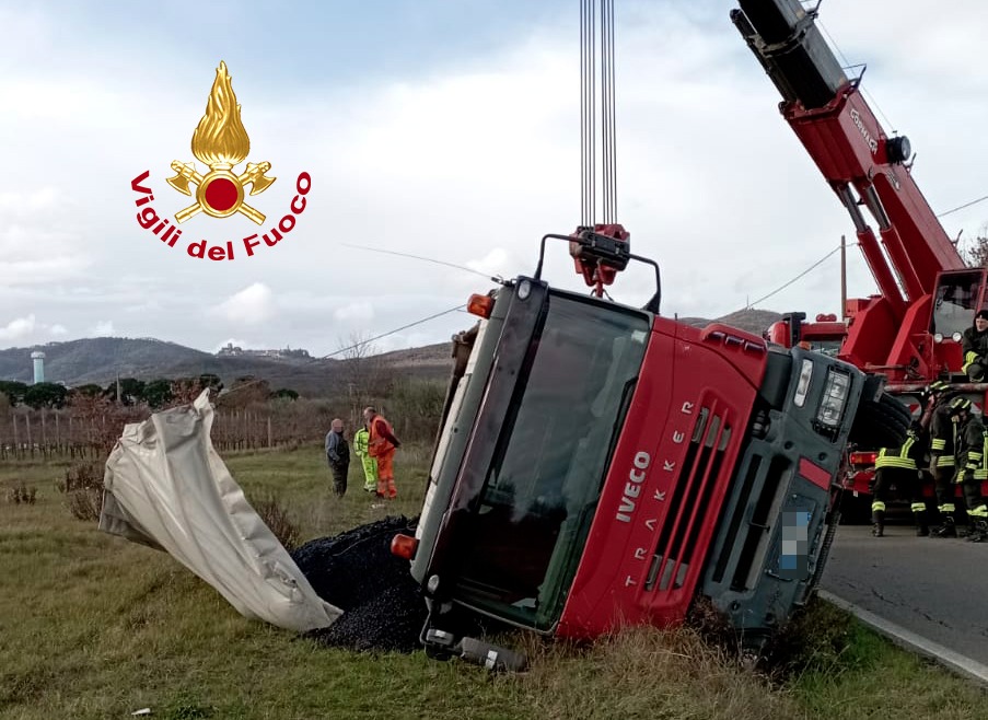 Camion si ribalta con un carico di letame, nessuna persona è rimasta ferita