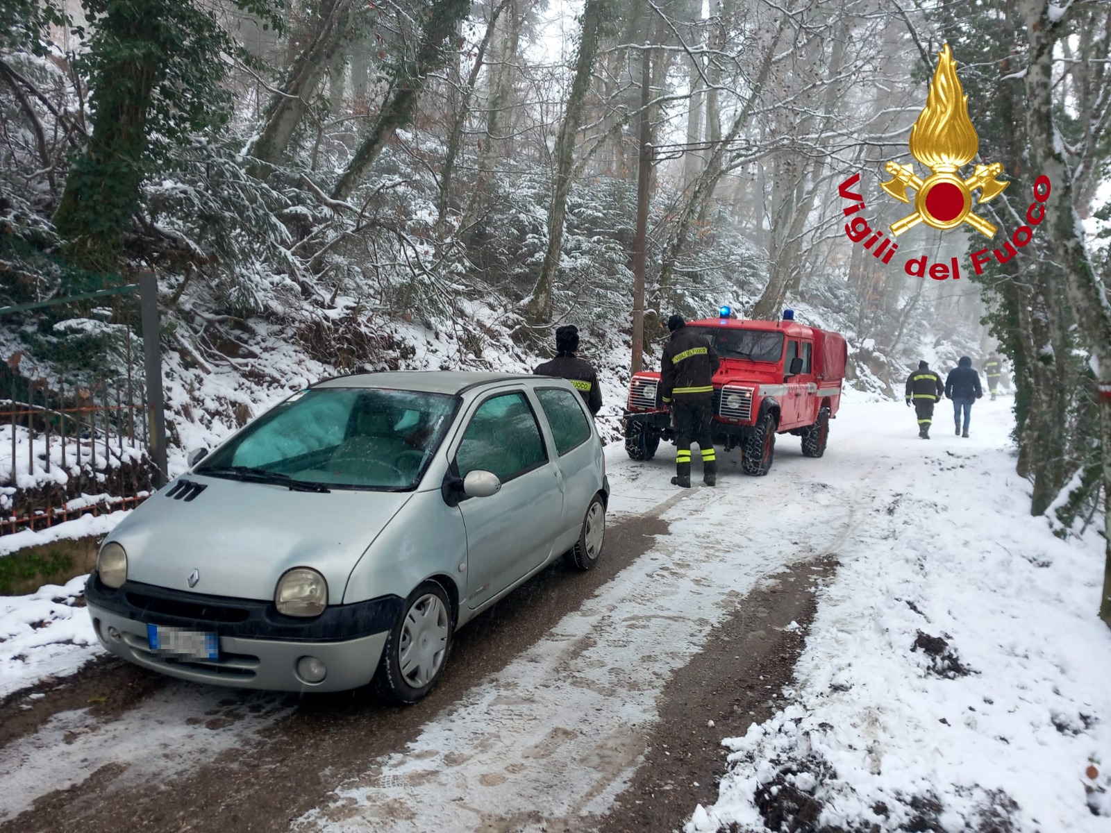 Auto fuori strada sulle Alpi di Poti, l’intervento dei vigili del fuoco