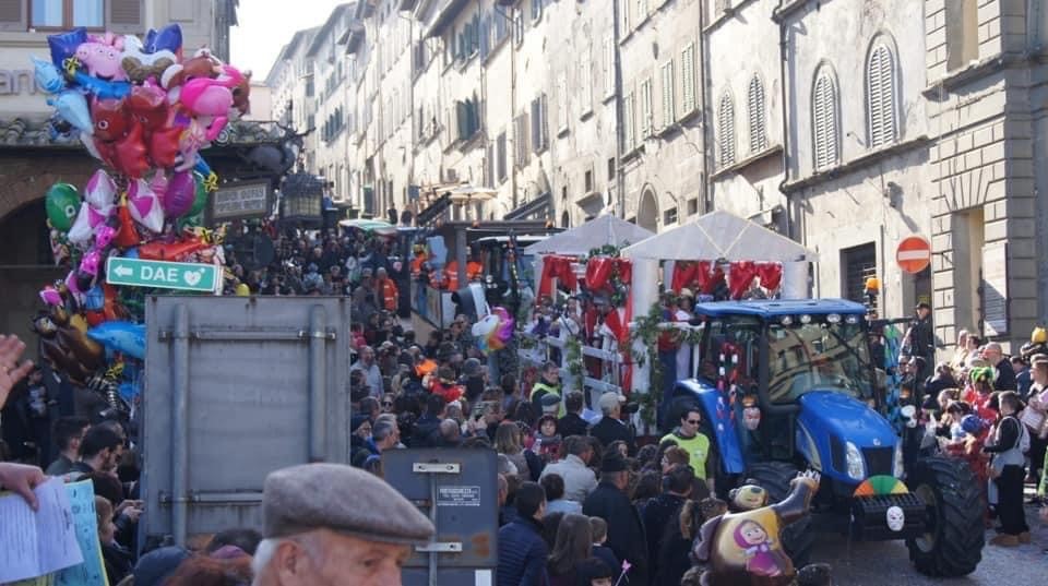 Torna il Carnevale di Anghiari: domenica tutti in piazza per la storica sfilata dei carri allegorici e dei gruppi mascherati