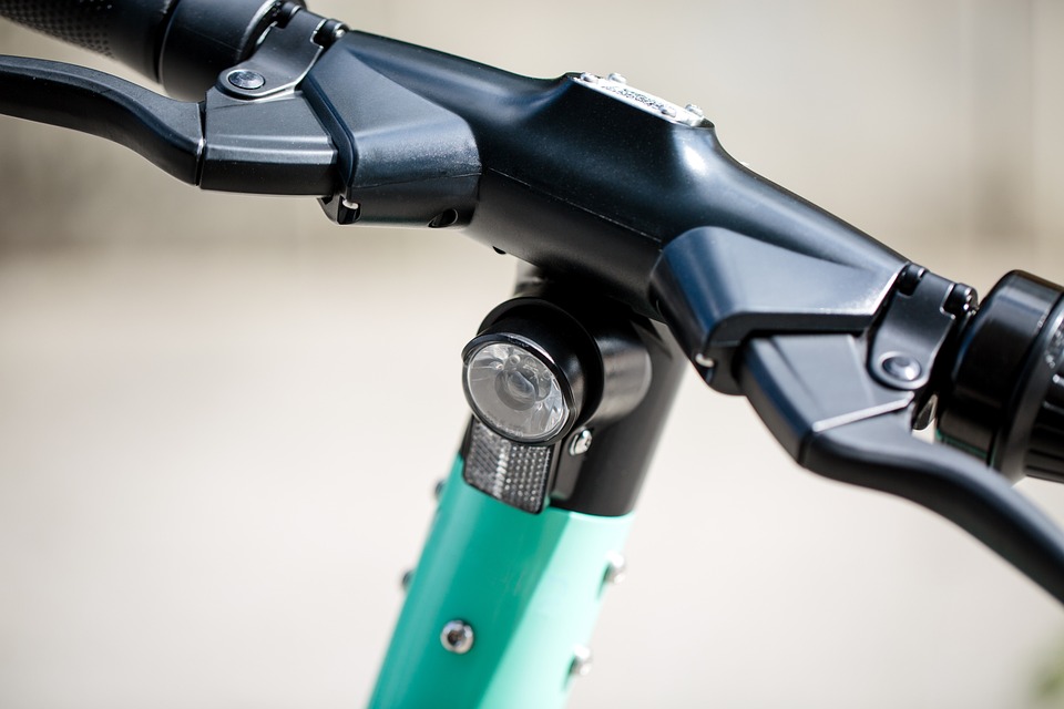 Circolava a velocità troppo elevata col monopattino elettrico: fermato dalla Polizia Municipale