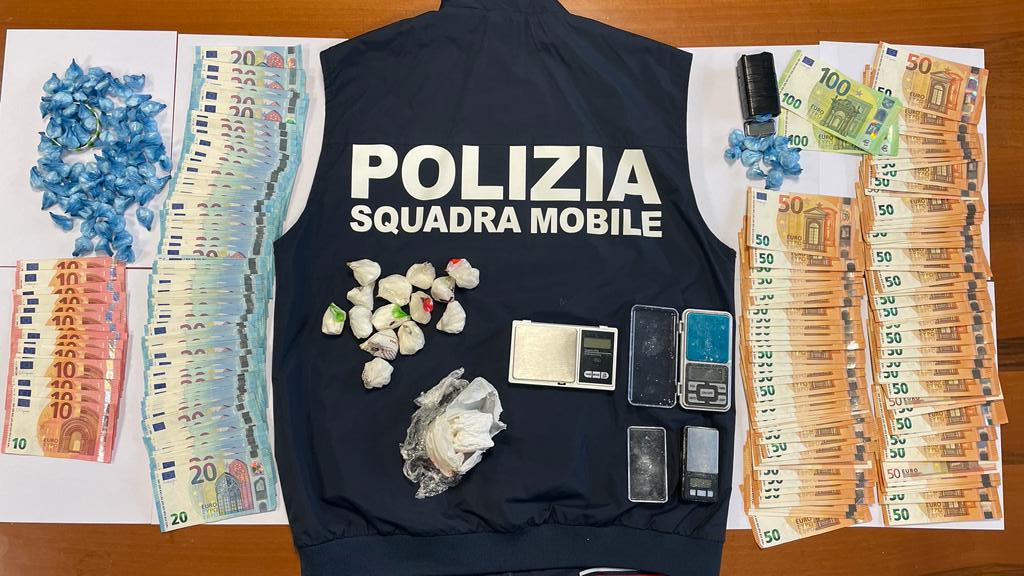 Sequestrati dalla Polizia 2 etti di cocaina e oltre 7mila euro, arrestato 28enne