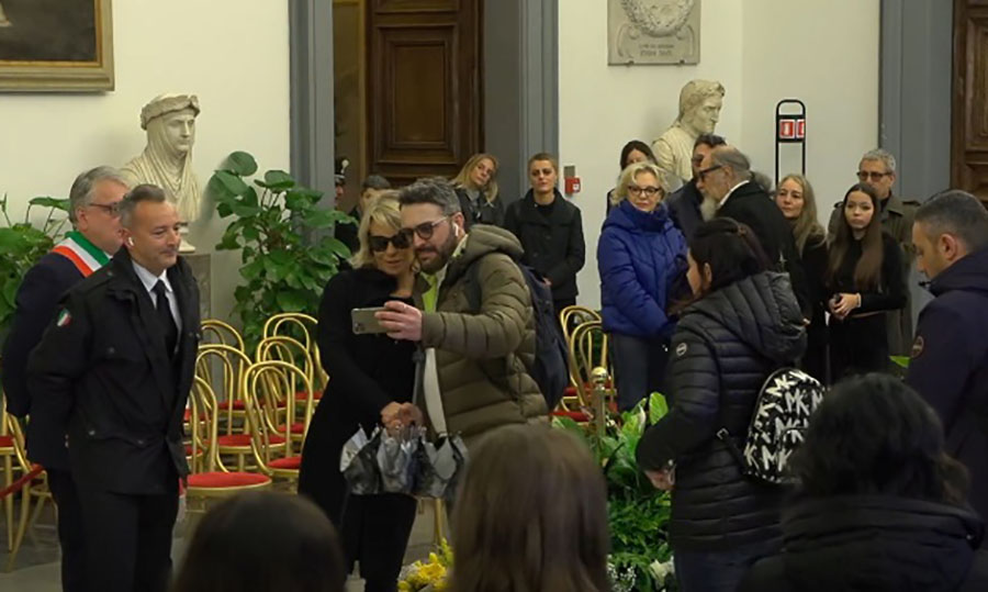 Un ammiratore chiede un selfie a Maria De Filippi nella camera ardente di Maurizio Costanzo