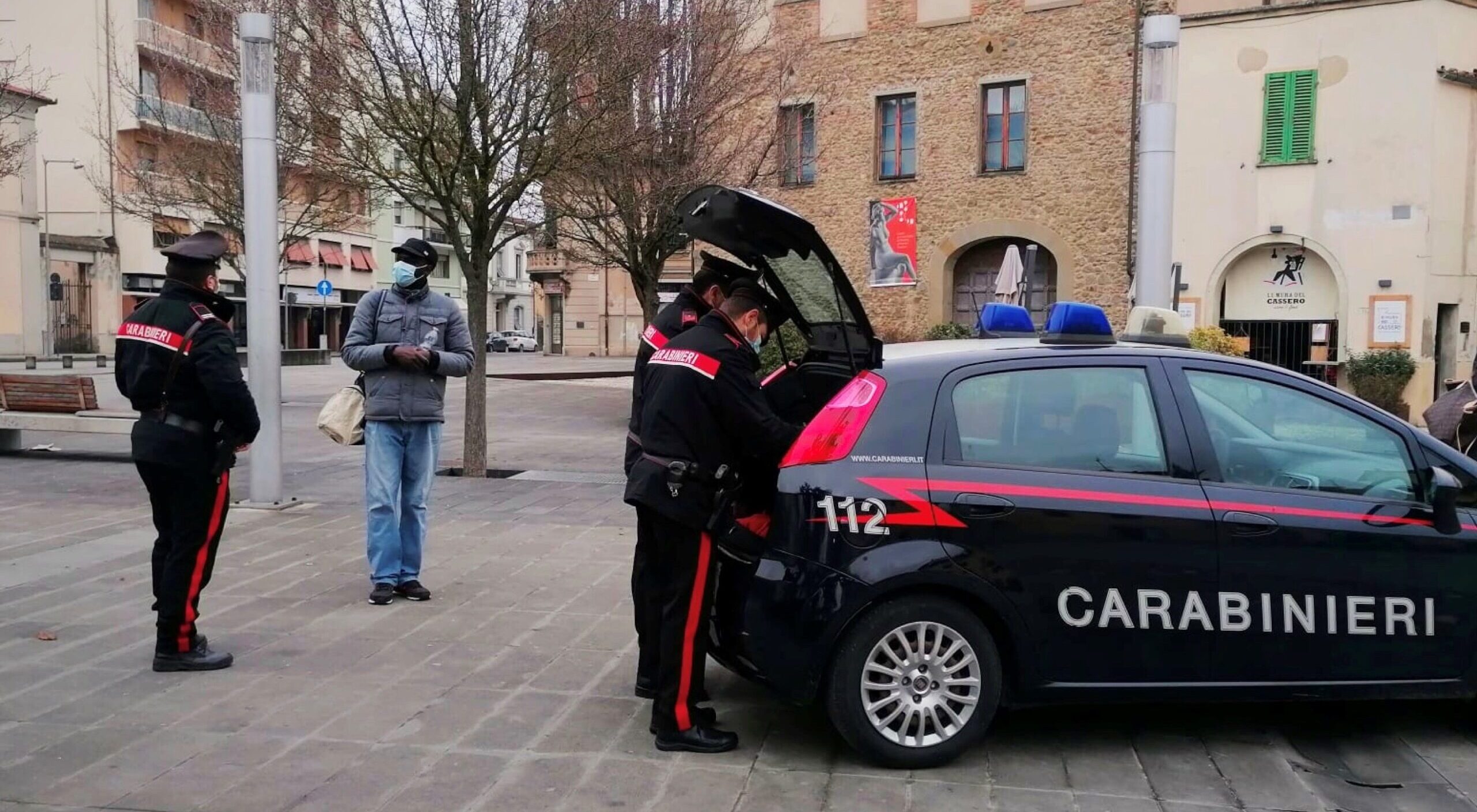 Montevarchi, cercavano di rubare cosmetici: denunciate due adolescenti