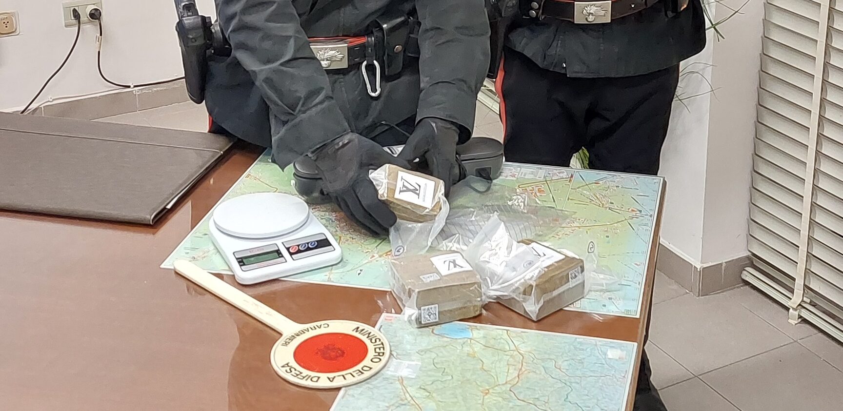 Girava con una busta della spesa ma dentro c’era hashish: arrestato 25enne