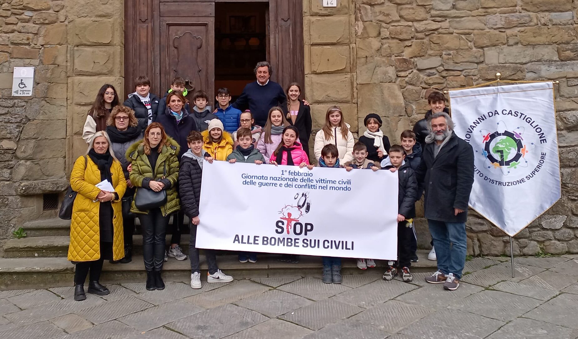 Una luce blu ed uno striscione a Palazzo San Michele per riflettere sulla guerra