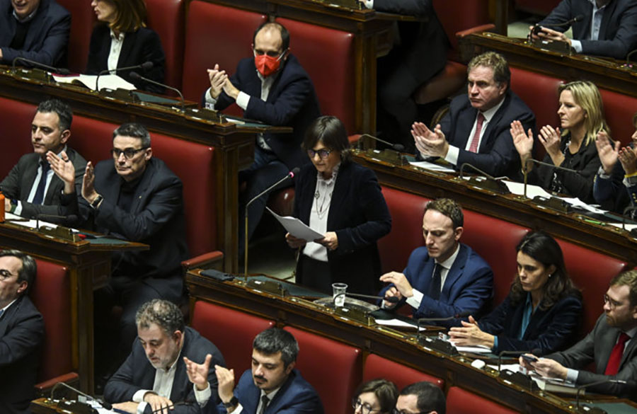 Caso Cospito, il Pd chiede le dimissioni dei deputati meloniani Donzelli e Delmastro