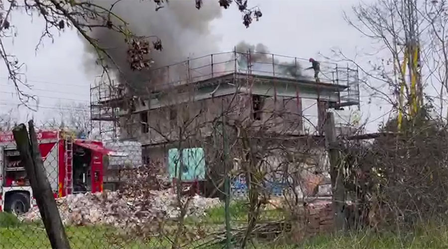 Edificio in fiamme a Rigutino, due le persone ferite