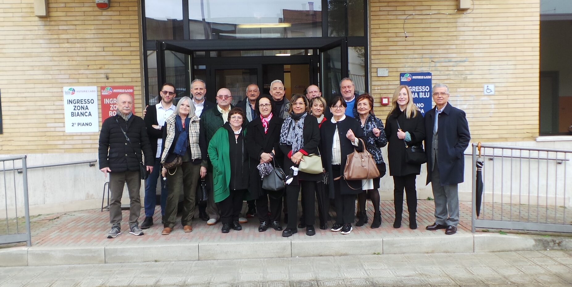 A 50 anni dal diploma si ritrovano davanti all’Istituto Severi di San Giovanni Valdarno