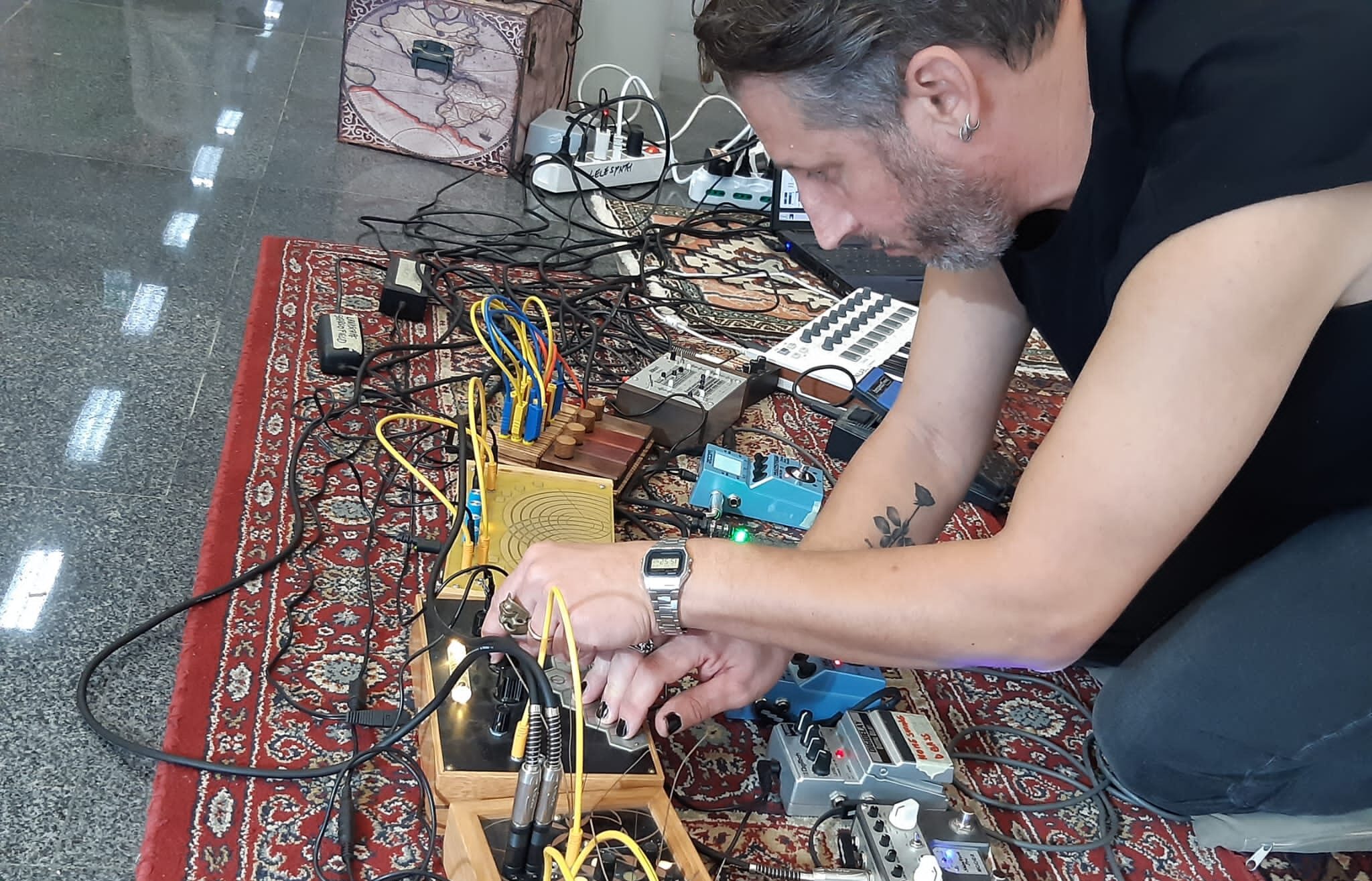 Alla Fiera dell’Arte di Monte San Savino un teatro di suoni: intervista a Lele Synth