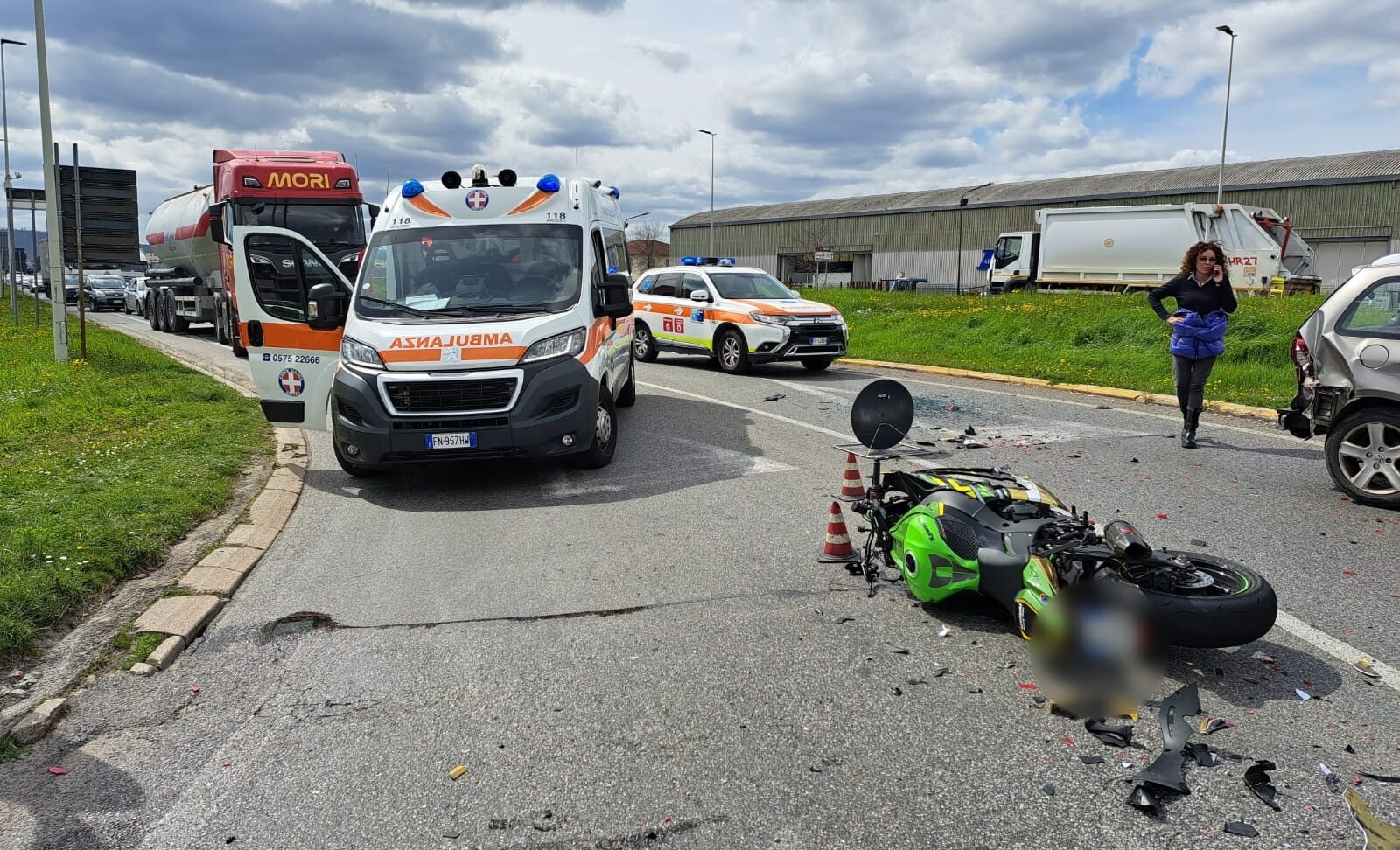 Scontro fra un’auto e una moto in via Amendola: 58enne trasportato al San Donato