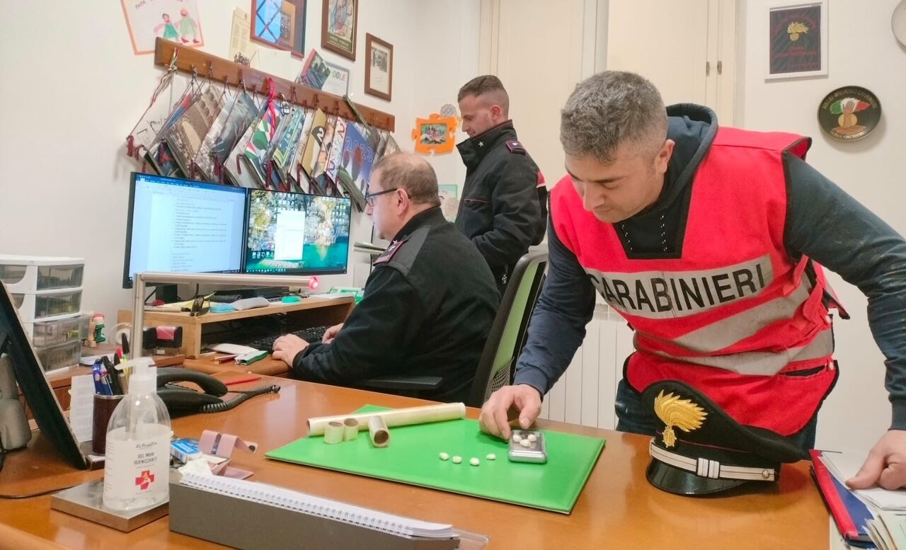 Finiscono fuori strada: i Carabinieri intervengono per soccorrerli e trovano droga nell’auto