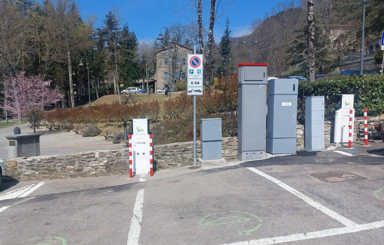 Chiusi della Verna punta sul turismo sostenibile: installate le prime colonnine elettriche