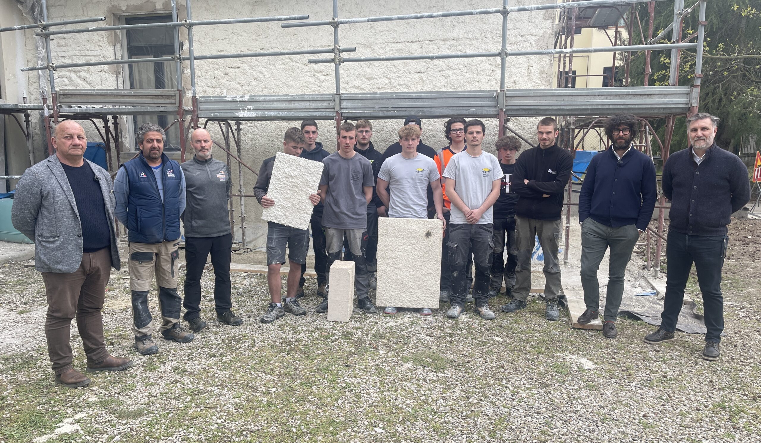 Scuola Edile di Arezzo, gli studenti Erasmus testano un nuovo intonaco con la canapa