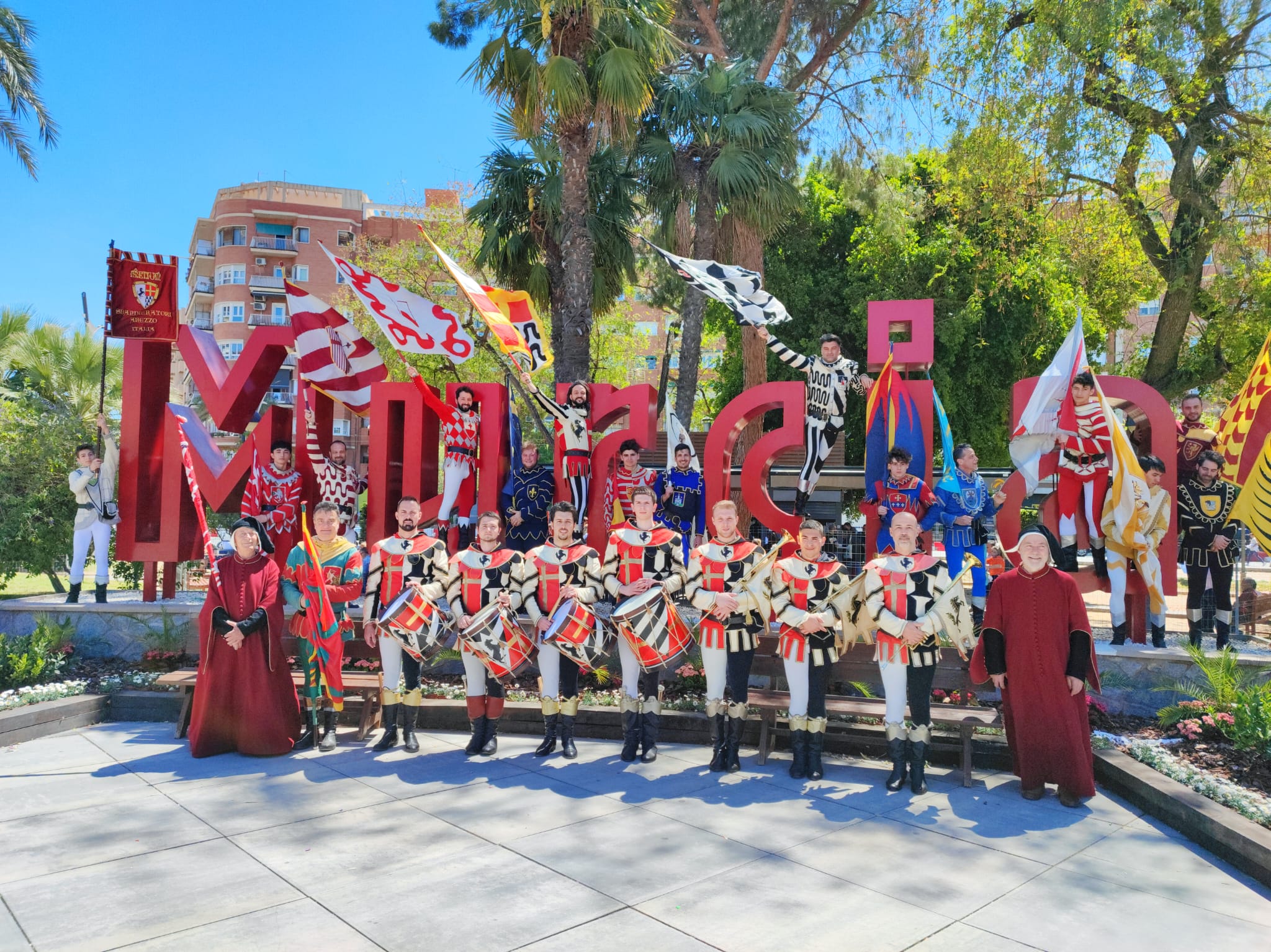 Gli Sbandieratori alla manifestazione “Entierro della Sardina”, la festa di primavera di Murcia