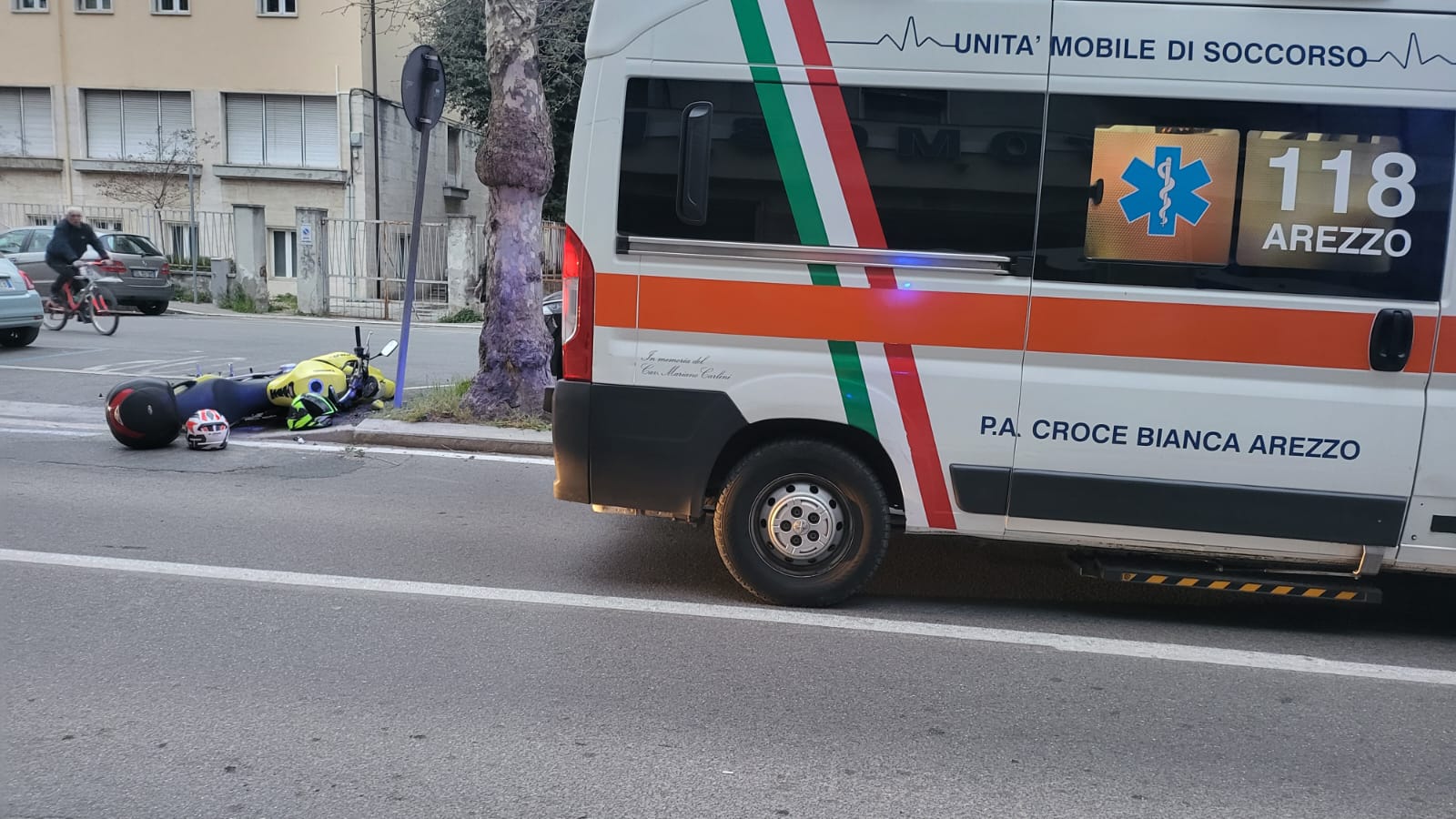 Scontro fra un’auto e una moto in viale Signorelli: padre e figlio portati al San Donato