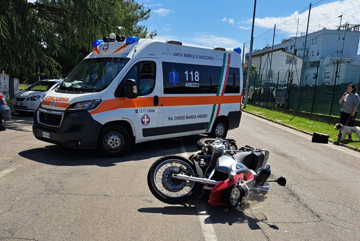 Arezzo, scontro fra un’auto e una moto in Viale Dante Arezzo, scontro fra un’auto e una moto in Viale Dante